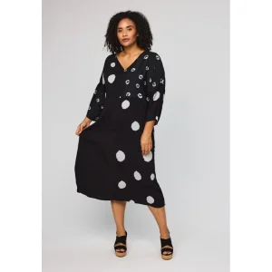 Prickig klänning från Studio S262871