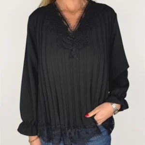 Plisserad blus med fin spets från Caramelle