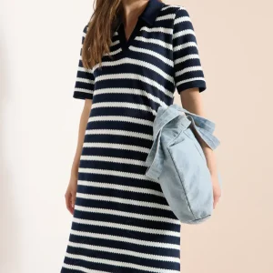 Knälång klänning i genombruten stickning från Cecil