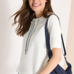 Topp med rund halsringning och dragsko från Cecil, vaniljvit