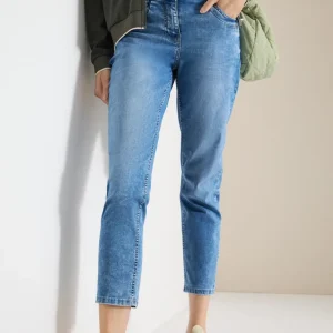 Jeans modell Scarlett ljusblå, medelhög midja, 26 längd från Cecil