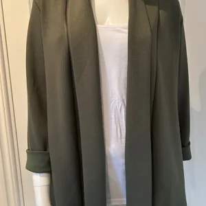 Mjuk öppen kofta i trikå, grön