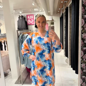 Mönstrad klänning från Nr 1 By OX 63172