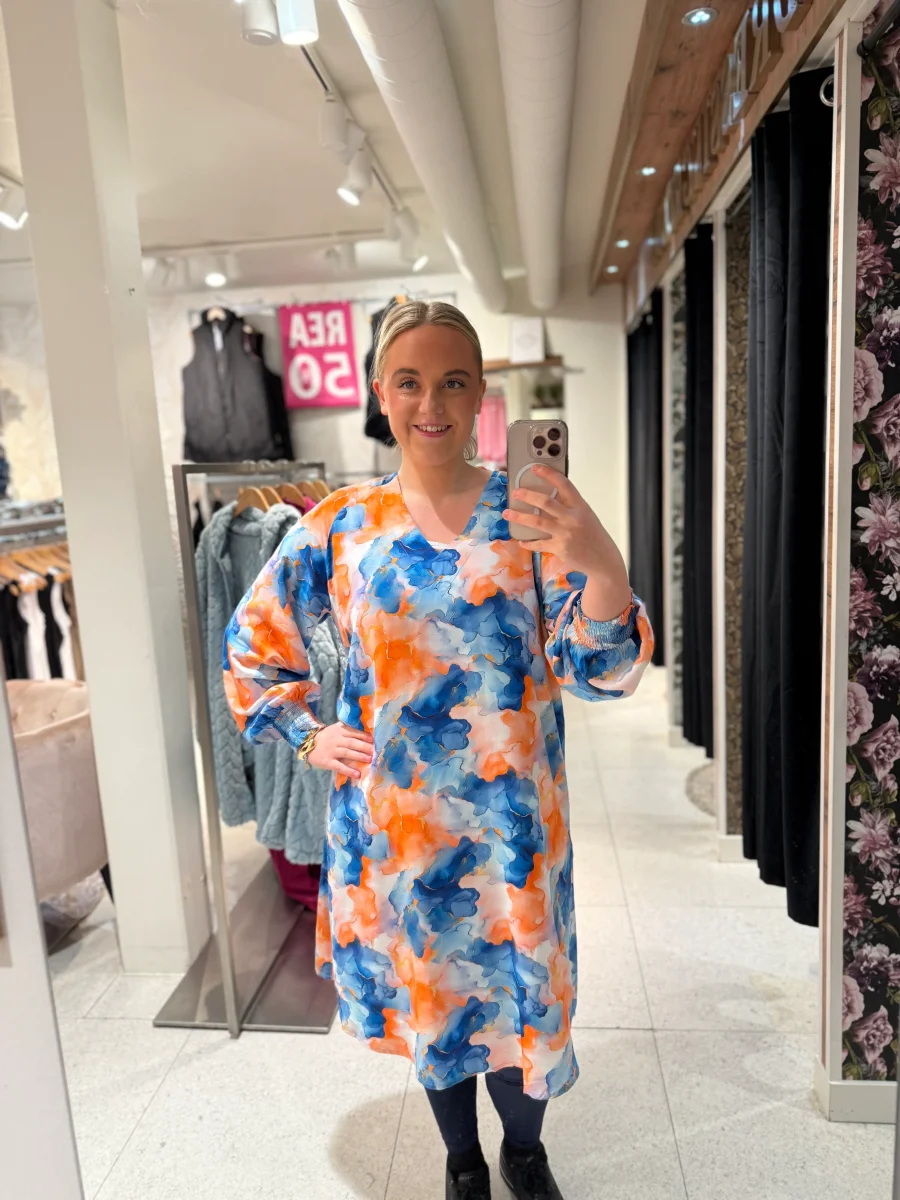 Mönstrad klänning från Nr 1 By OX 63172