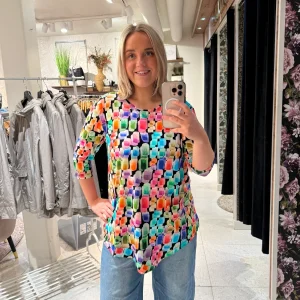 Mönstrad topp från Kanok HELLE