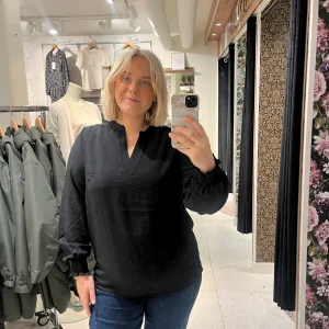 Svart v-ringad blus från Carmakoma 15285157