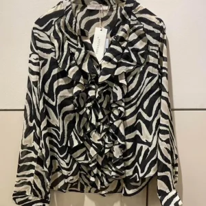 Zebramönstrad blus från Caramelle