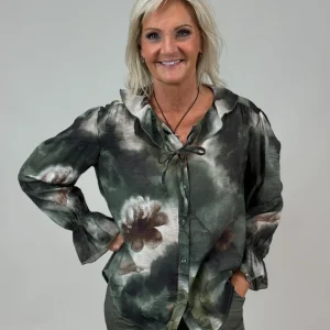 Mönstrad blus med volang vid ärm och vid hals från Mixbyheart, grön