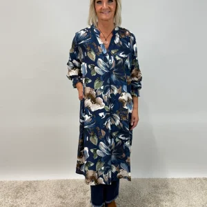 VÅRYRA! Storblommig klänning med V-hals från Mixbyheart