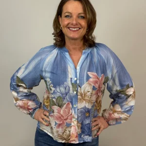 VÅRYRA! Bomullsblus med blombård, jeansblå