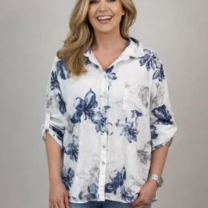 Mönstrad blus Kelly med krage och knappar hela vägen från Mixbyheart